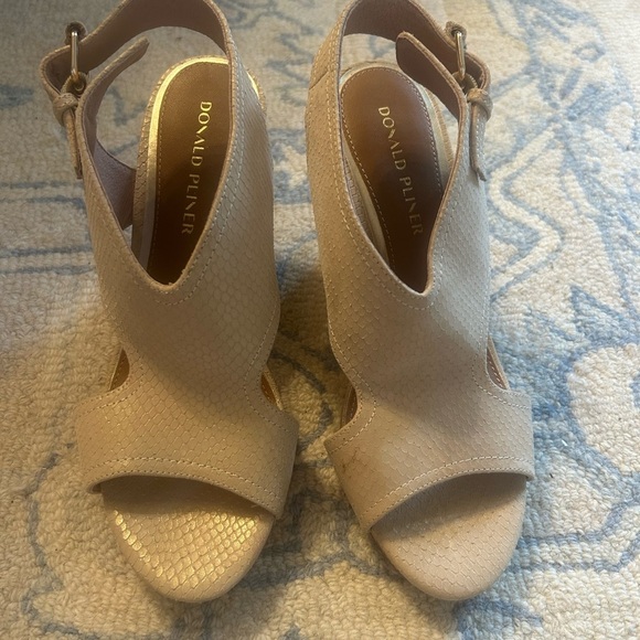 Donald Pliner Elegant Beige Wedge Sandals size 8.5 *small defect* - Picture 2 of 6